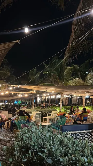 Restaurante y mesas al aire libre de noche