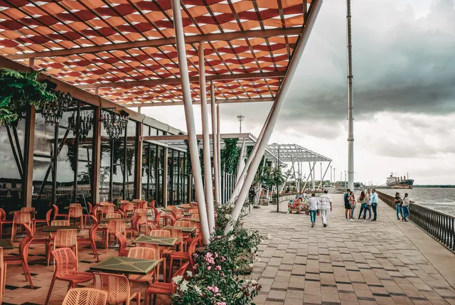 Mesas del espacio gastronómico junto al río