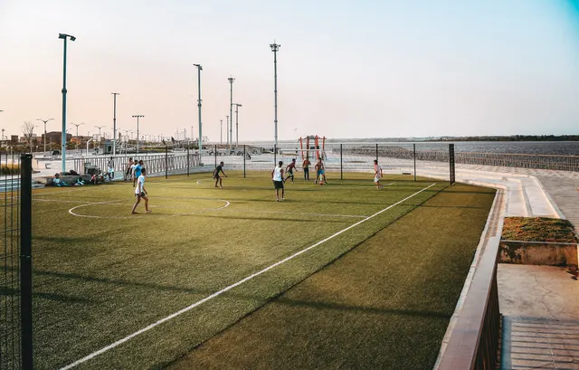 Cancha y espacios recreativos junto al río
