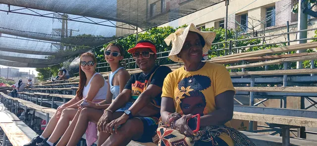 Viajeras en una tribuna durante el Carnaval