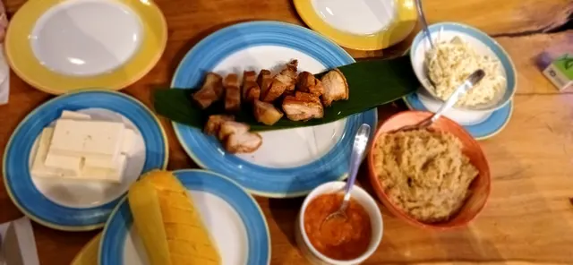 Mesa con preparaciones tradicionales y acompañamientos