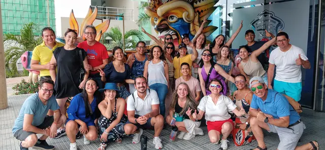 Grupo de viajeros frente a figuras del Carnaval