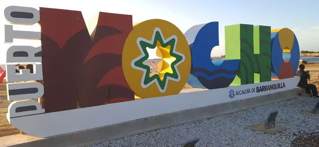 Letras de Puerto Mocho junto al paisaje costero