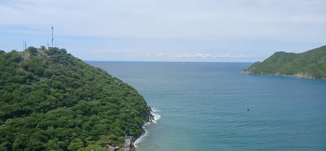 Ladera verde y bahía del Caribe