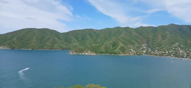 Montañas y mar en una bahía del Caribe