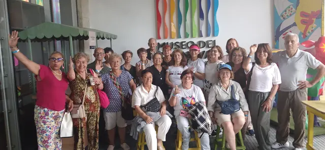 Grupo de viajeros durante una visita cultural