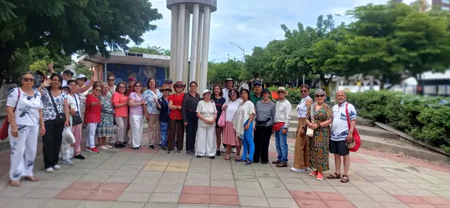 Viajeros compartiendo recorridos y experiencias en grupo