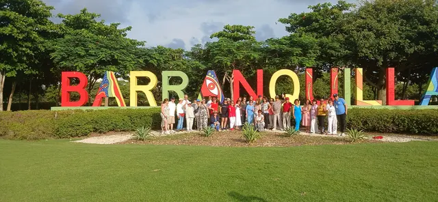 Viajeros compartiendo recorridos y experiencias en grupo