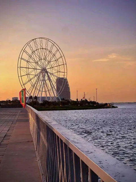 Atardecer y rueda panorámica junto al río