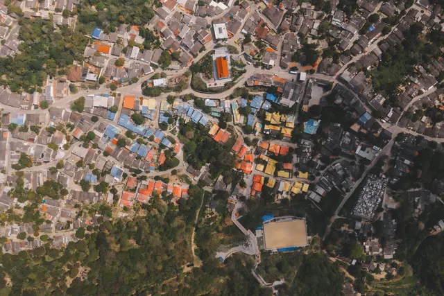 Vista aérea de un pueblo con tejados de colores