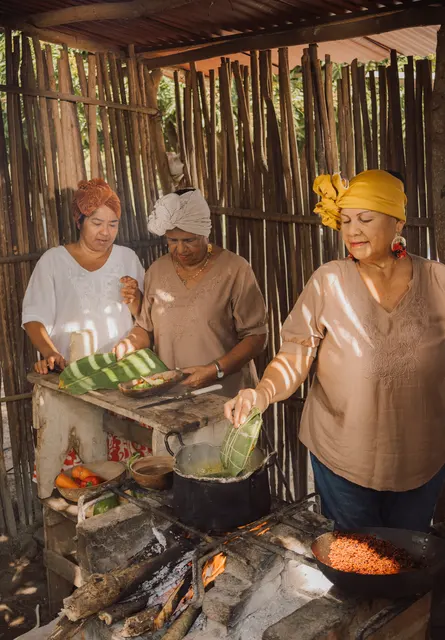 Preparación de alimentos sobre hojas en una cocina tradicional