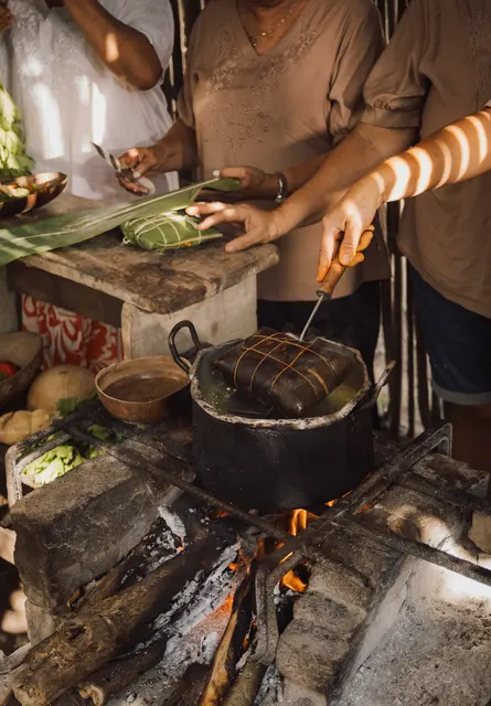 Cocción de alimentos en un fogón de leña