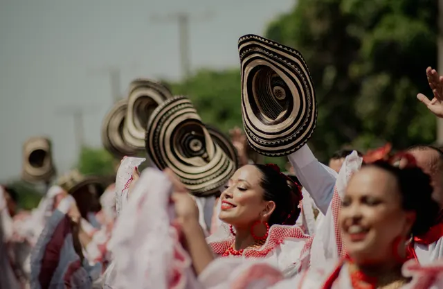 Bailarinas levantando sombreros durante un desfile