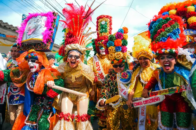 Participantes del Carnaval con disfraces de colores