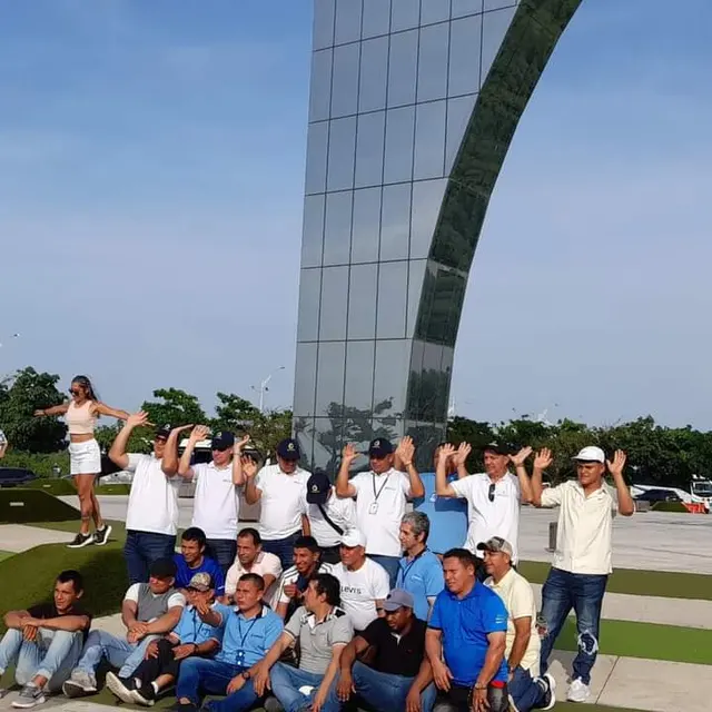Viajeros compartiendo recorridos y experiencias en grupo