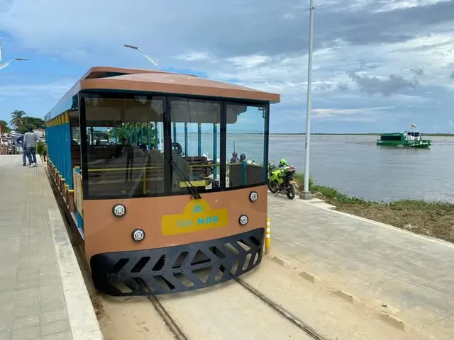 Tren turístico de Puerto Mocho junto al agua