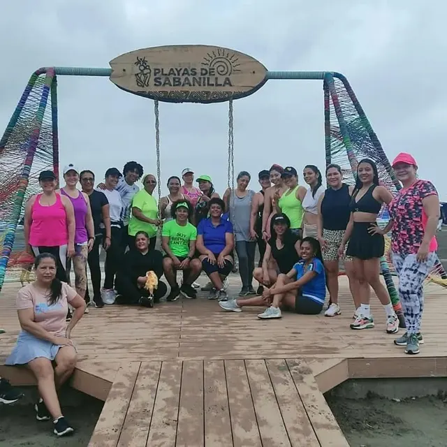 Grupo de viajeros bajo el letrero de Playas de Sabanilla