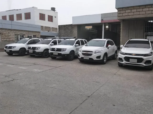 Vehículos de transporte estacionados en un patio