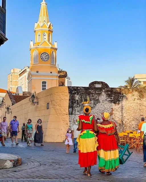 Torre del Reloj y personajes tradicionales de Cartagena
