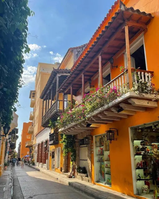 Balcones y calle del centro histórico de Cartagena