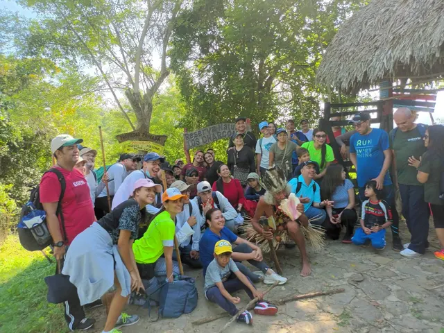 Grupo de viajeros reunido junto a un sendero natural