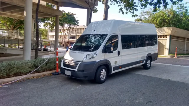 Minibús estacionado bajo una estructura cubierta