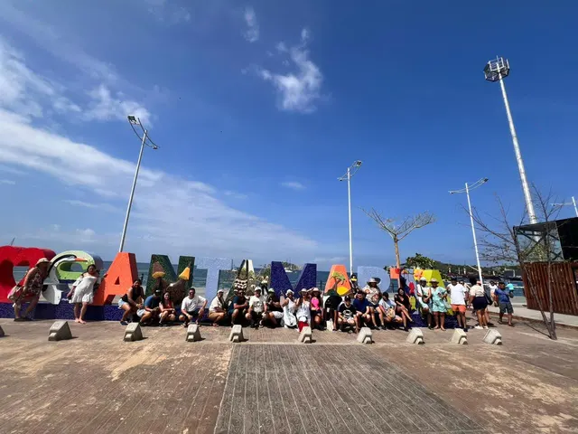 Grupo de viajeros en el Gran Malecón