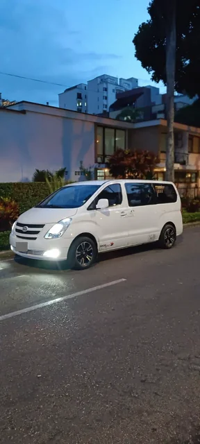 Automóvil de transporte junto a un edificio