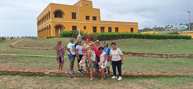 Grupo de viajeros junto al Castillo de Salgar
