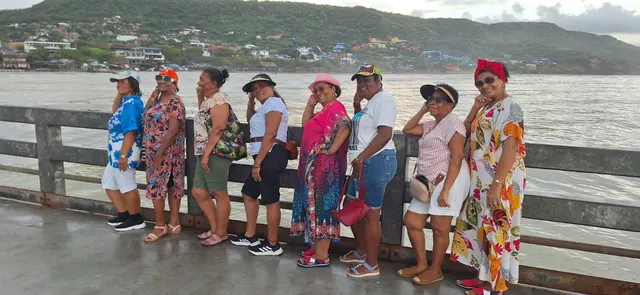 Viajeras compartiendo un paseo junto al mar