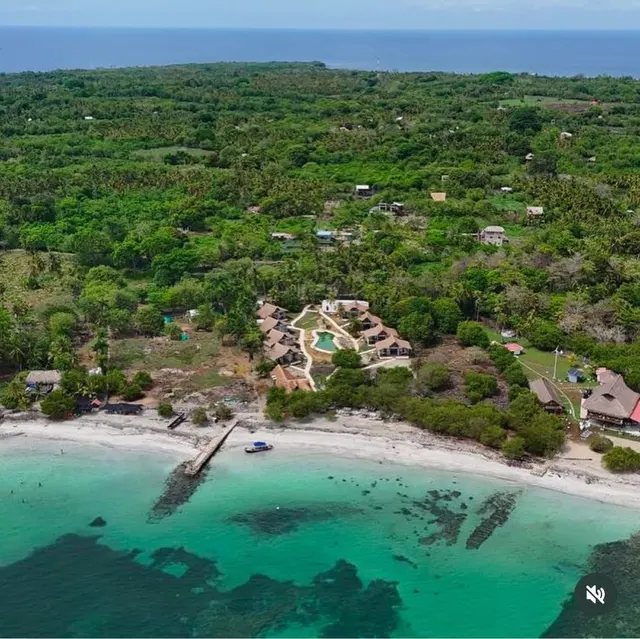 Vista aérea de costa, mar y vegetación del Caribe