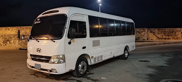 Bus de transporte turístico estacionado de noche