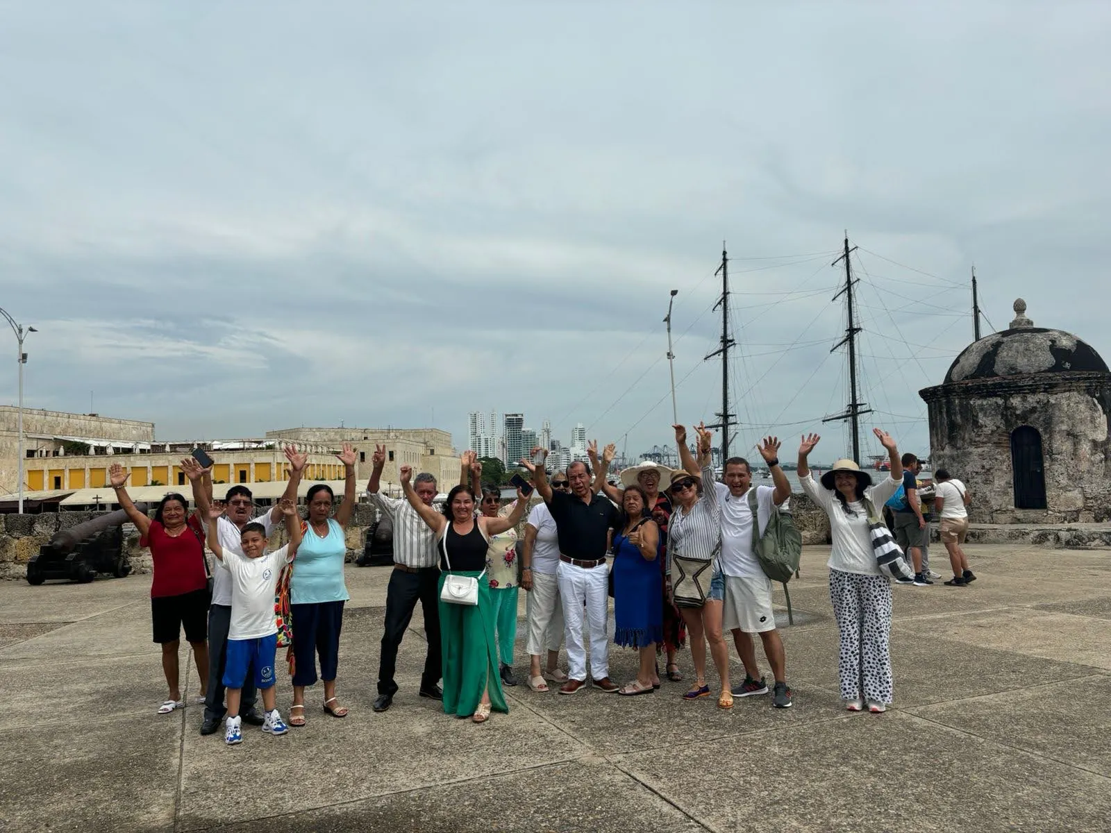 Viajeros compartiendo recorridos y experiencias en grupo