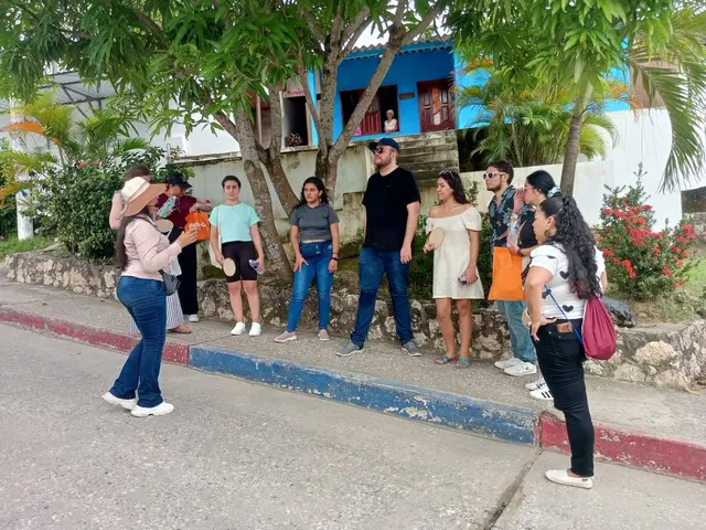 Viajeros compartiendo recorridos y experiencias en grupo