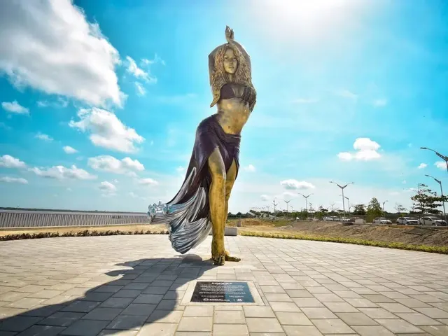 Estatua de Shakira frente al río Magdalena