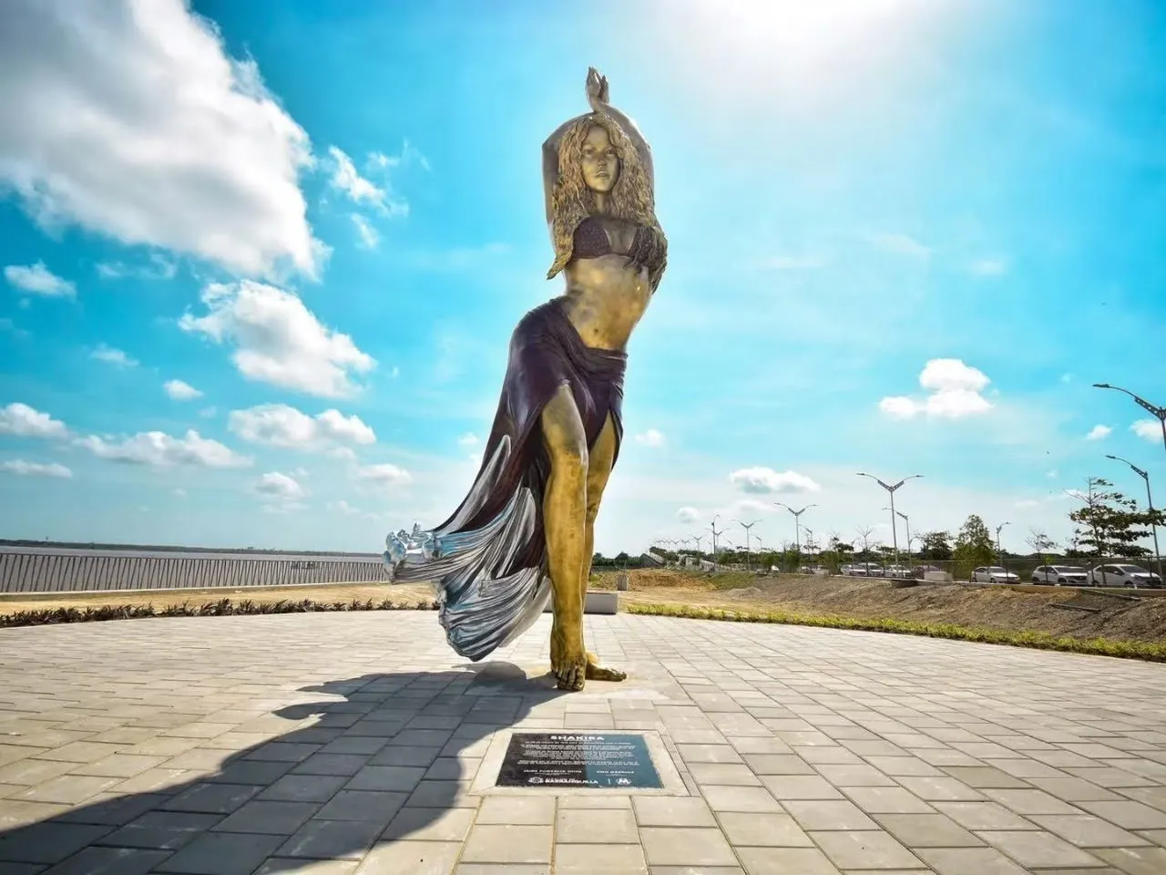 Estatua de Shakira junto al río Magdalena en Barranquilla