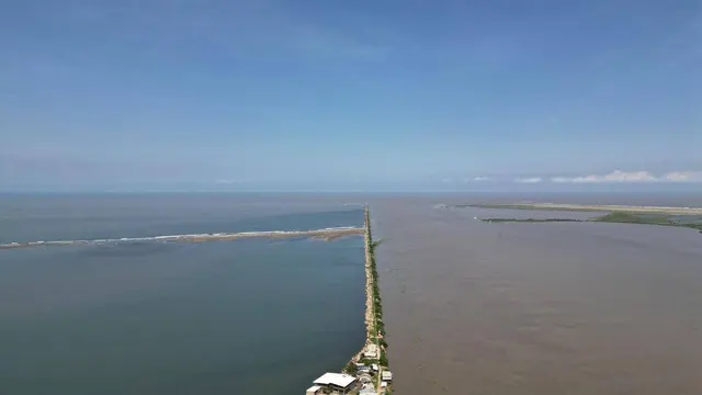 Costa, ciénaga y sendero vistos desde el aire