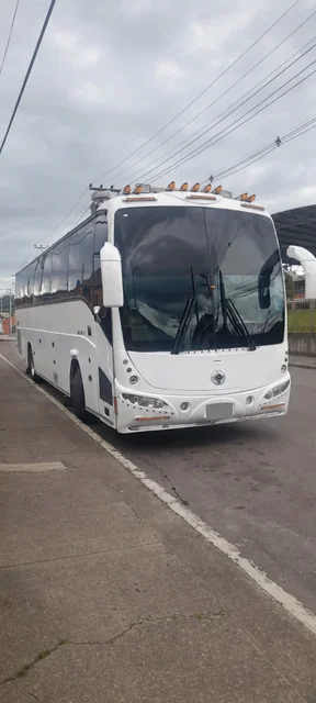 Bus de transporte de pasajeros estacionado