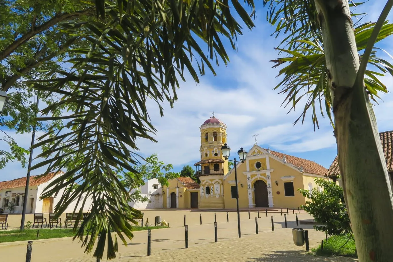 Iglesia de Santa Bárbara y palmeras en Mompox