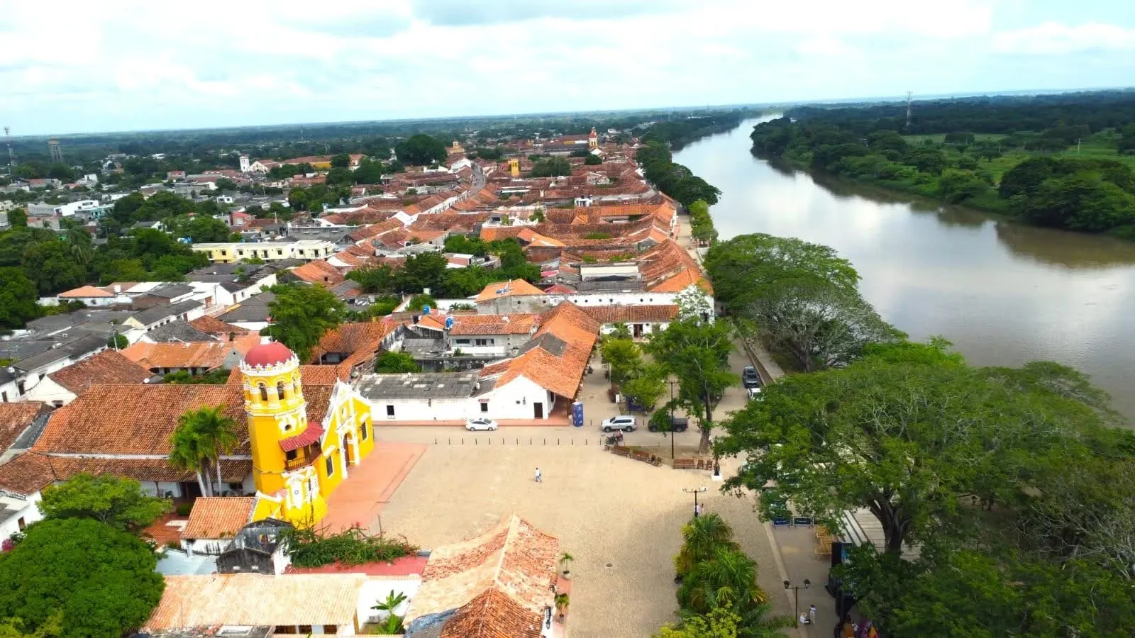 Tejados de Mompox y el río vistos desde el aire