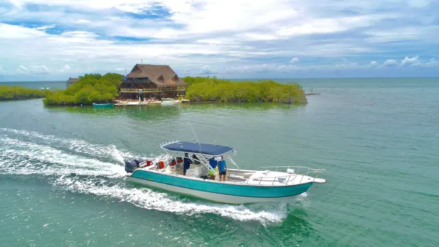 Lancha entre pequeñas islas y aguas turquesas