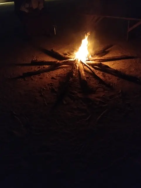 Fogata durante un encuentro al aire libre