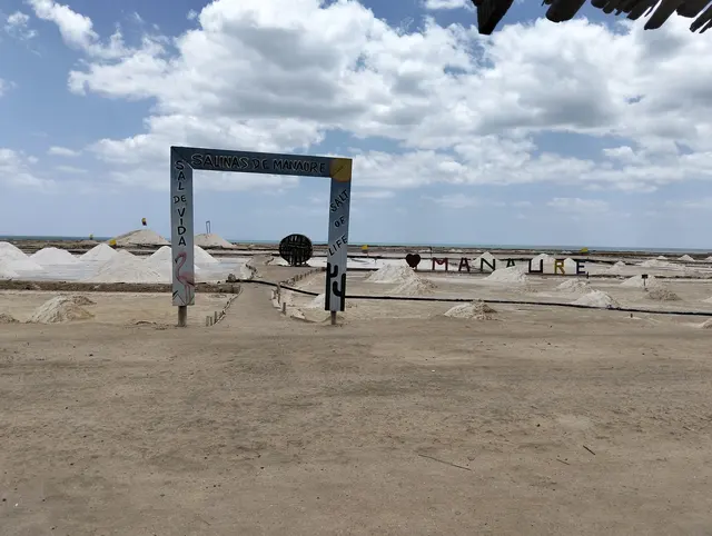 Entrada y paisaje de unas salinas