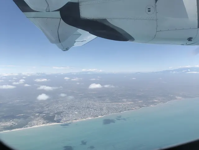 Costa y mar vistos desde la ventanilla de un avión