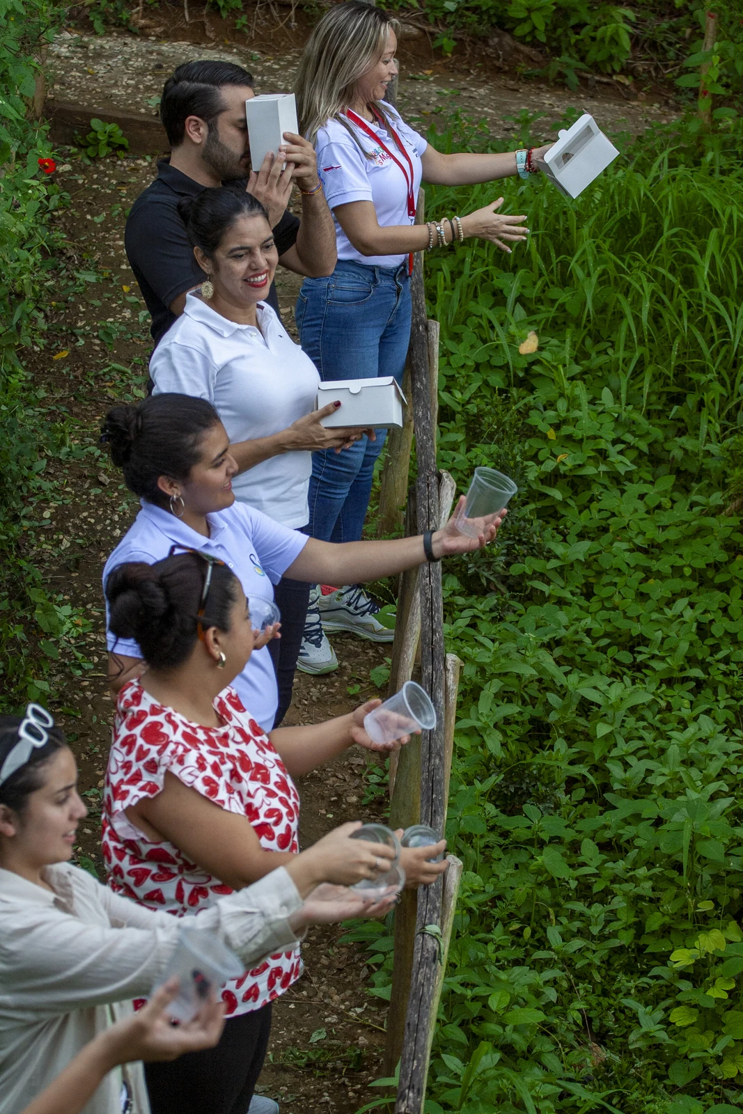 Viajeras con cuadernos durante un encuentro creativo en la naturaleza