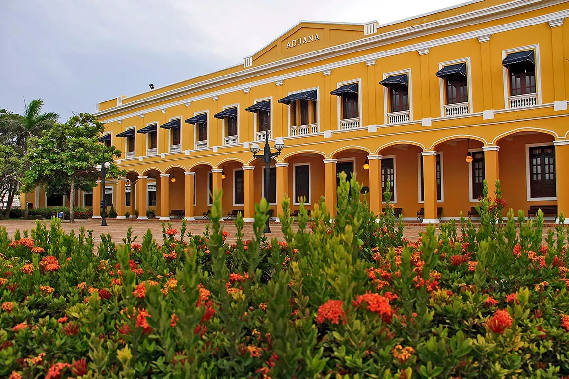 Fachada y jardines de la antigua Aduana