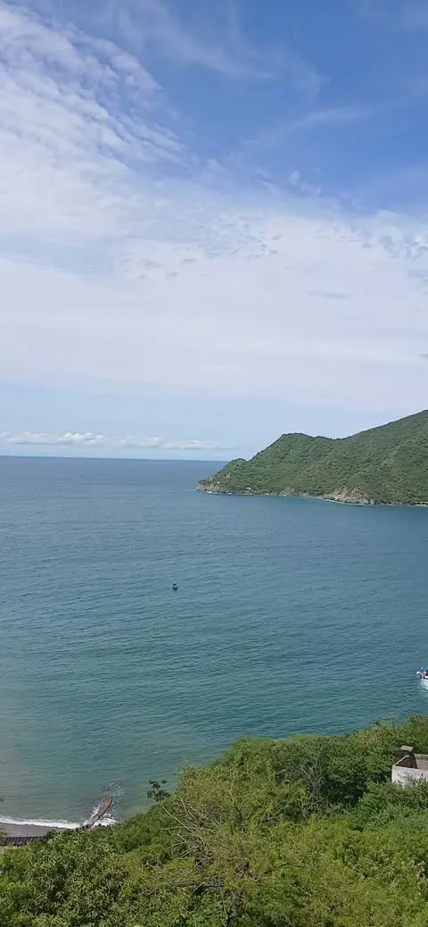 Bahía del Caribe entre mar y montaña