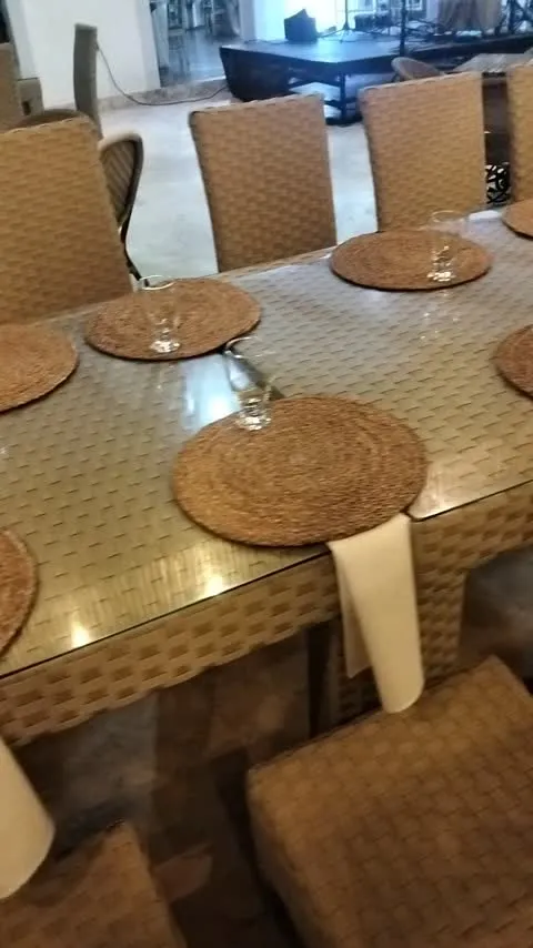 Mesas y ambiente de un encuentro gastronómico