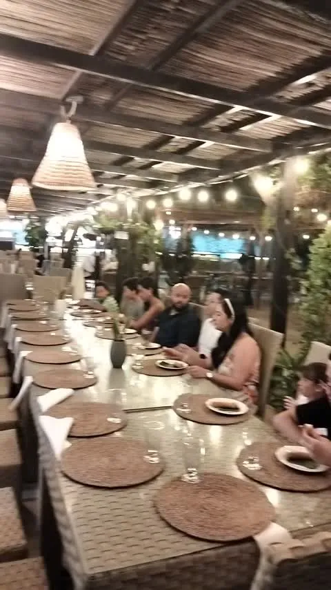 Cena, música y conversación en grupo