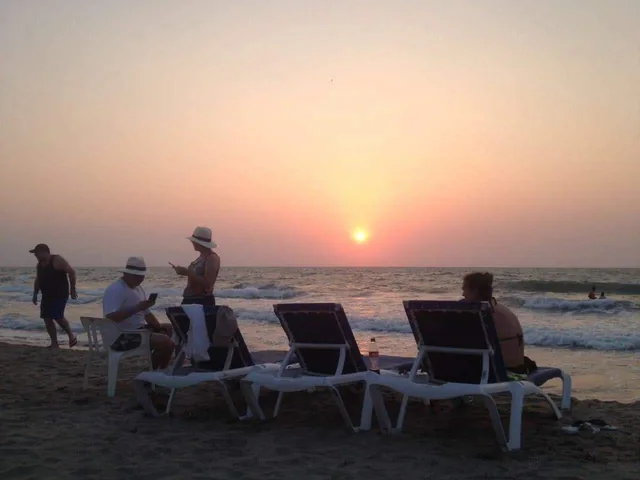 Una pausa frente al atardecer en la playa